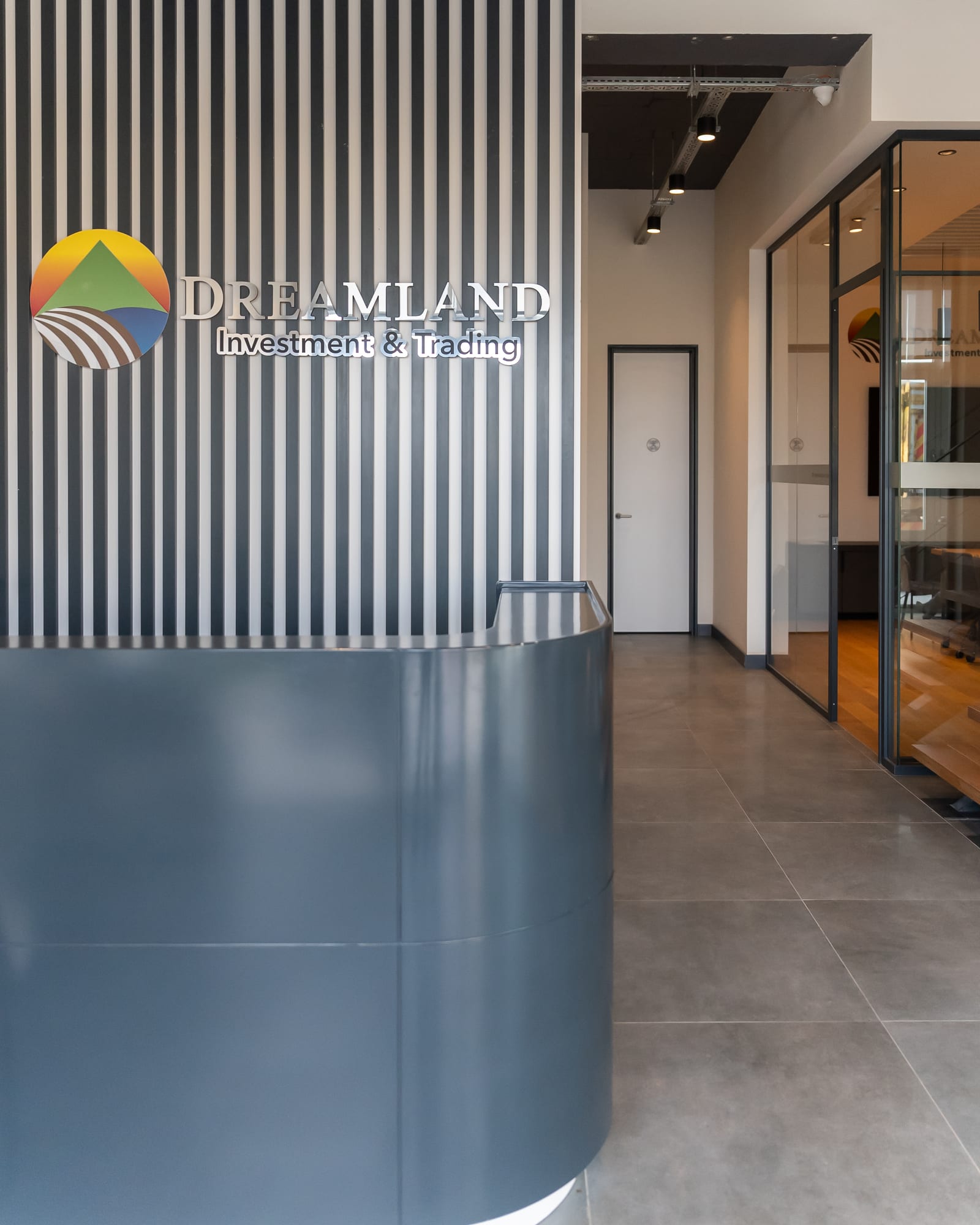 Dreamland resepsiyonu: karşılama bankosunun arkasındaki yivli duvarda Dreamland markası